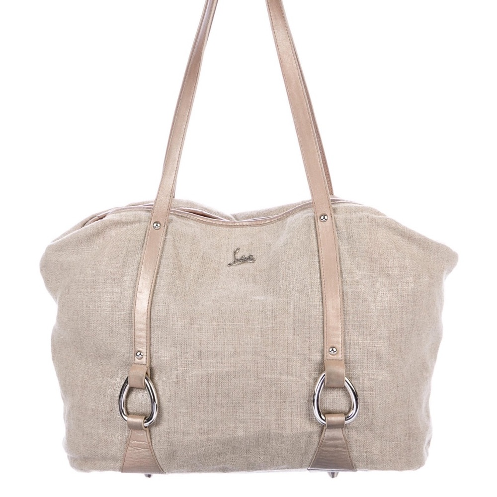 Height: 11.5"
Depth: 8"
Width: 19"
Shoulder Strap Drop: 11"